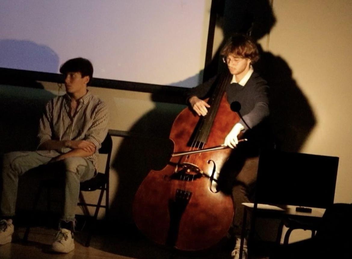 A music composition major performs for a student-led production with SMU Student 剧院.